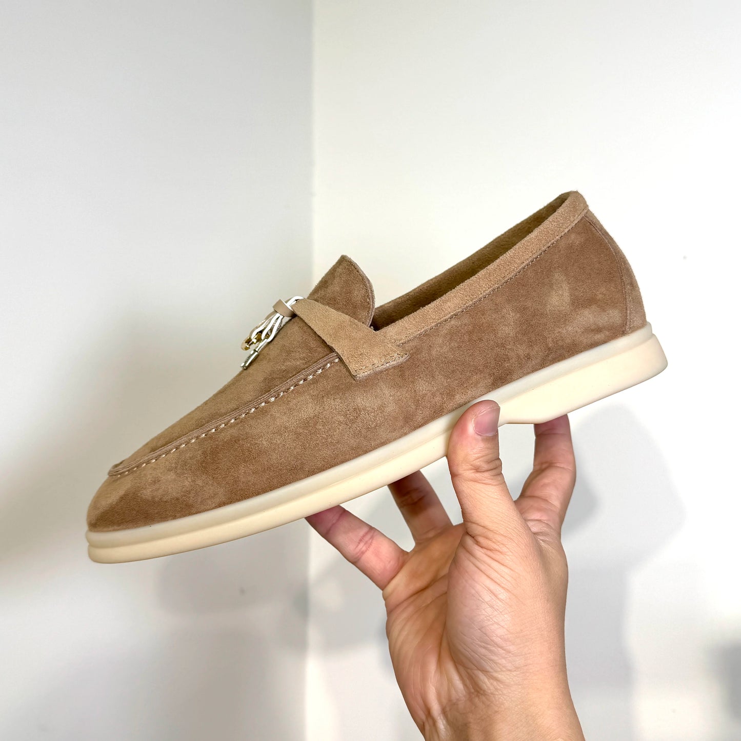 Suede Leather Loafers for Women Summer Walk Designer Flat Shoes Fashion Causal Moccasines Metal Pendant High Quality Comfortable