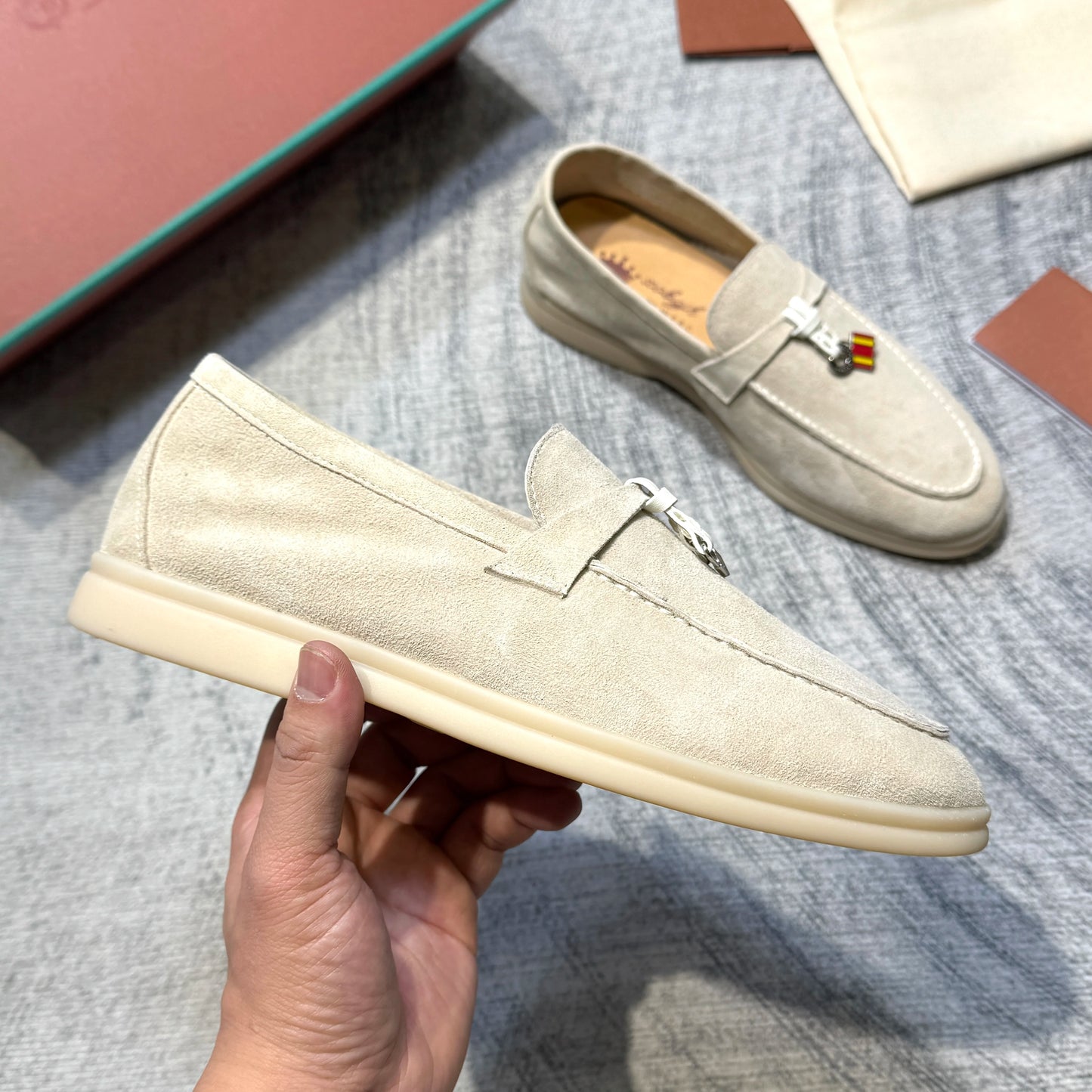 Suede Leather Loafers for Women Summer Walk Designer Flat Shoes Fashion Causal Moccasines Metal Pendant High Quality Comfortable