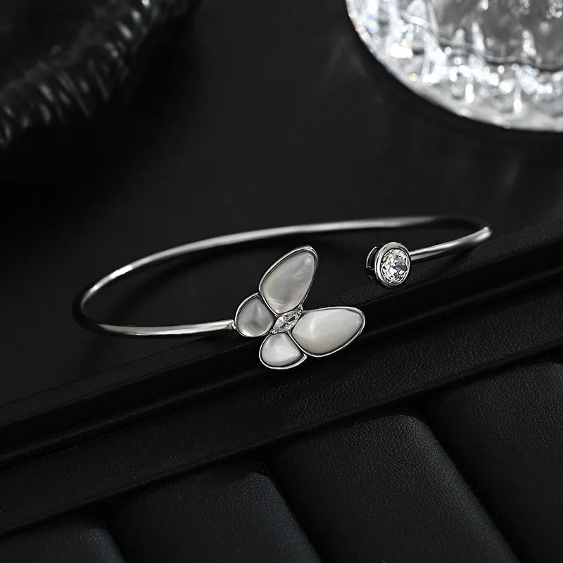 Fashionable and Highend Butterfly Opening Bracelet with Adjustable Hand Accessories